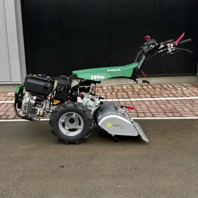 Alt= Tuintrekker van het merk Ferrari met verschillende opties