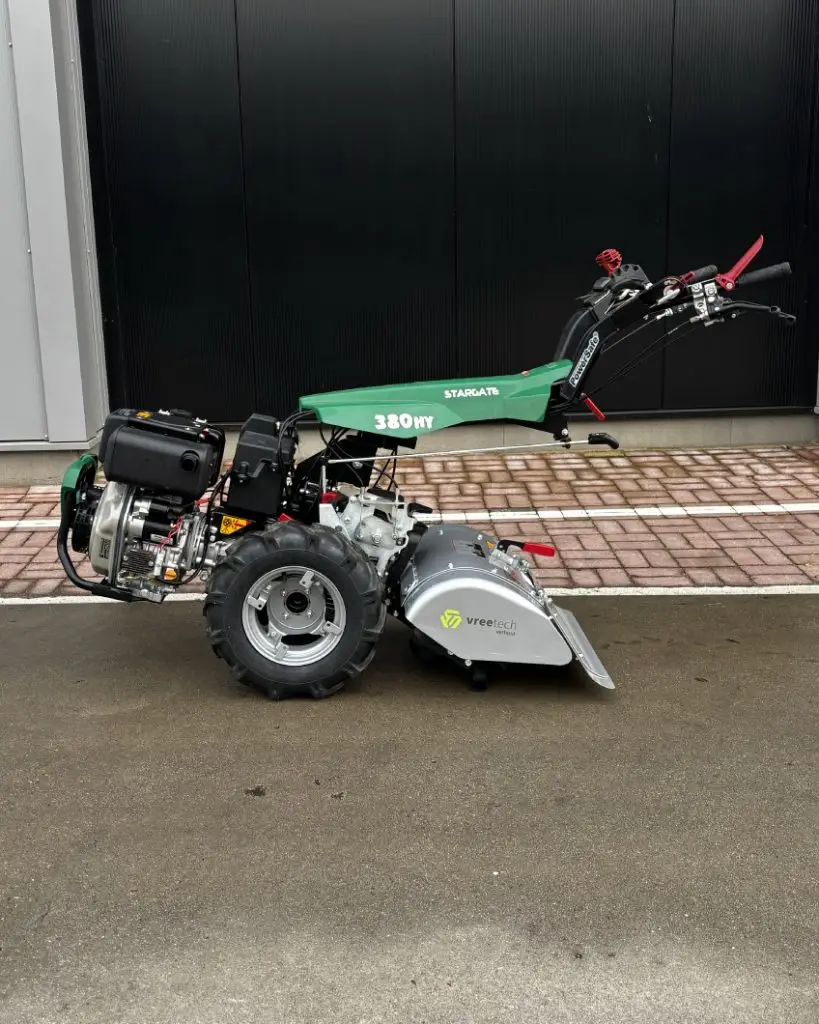 Alt= Tuintrekker van het merk Ferrari met verschillende opties